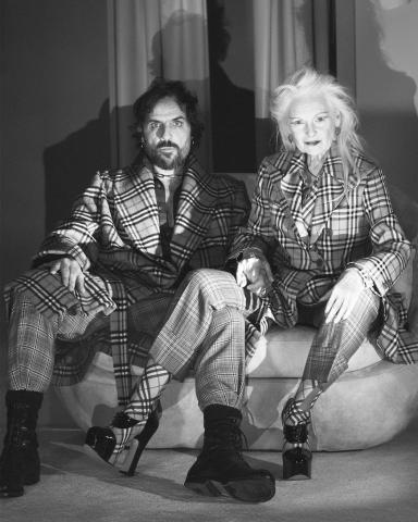 Δείτε τη συλλογή που σχεδίασαν από κοινού Vivienne Westwood και οίκος Burberry Δείτε τη συλλογή που σχεδίασαν από κοινού Vivienne Westwood και οίκος Burberry
