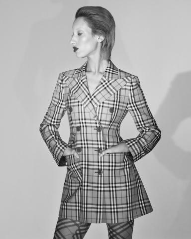 Δείτε τη συλλογή που σχεδίασαν από κοινού Vivienne Westwood και οίκος Burberry Δείτε τη συλλογή που σχεδίασαν από κοινού Vivienne Westwood και οίκος Burberry