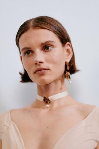 6 εορταστικά χτενίσματα που προτείνουν οι πιο γνωστοί οίκοι στον κόσμο 6 εορταστικά χτενίσματα που προτείνουν οι πιο γνωστοί οίκοι στον κόσμο