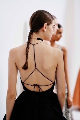 6 εορταστικά χτενίσματα που προτείνουν οι πιο γνωστοί οίκοι στον κόσμο 6 εορταστικά χτενίσματα που προτείνουν οι πιο γνωστοί οίκοι στον κόσμο