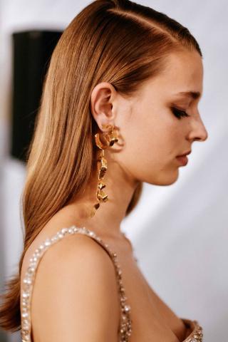 6 εορταστικά χτενίσματα που προτείνουν οι πιο γνωστοί οίκοι στον κόσμο 6 εορταστικά χτενίσματα που προτείνουν οι πιο γνωστοί οίκοι στον κόσμο