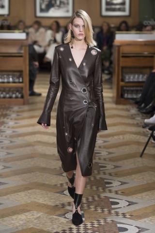 Δερμάτινο φόρεμα: 5 λόγοι που είναι το πιο must have φόρεμα του χειμώνα