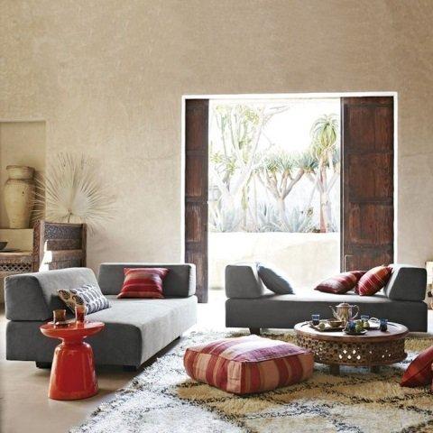 Χρησιμοποίησε τα μαξιλάρια στη διακόσμηση 