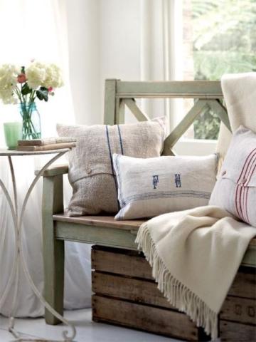 Χρησιμοποίησε τα μαξιλάρια στη διακόσμηση 