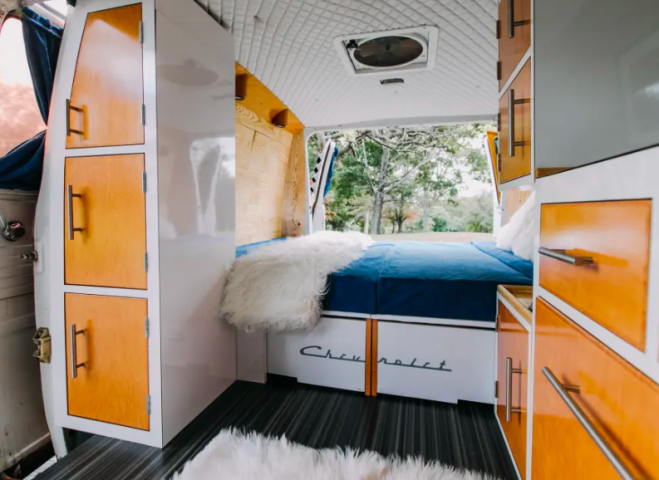 Αυτό το μικρό βανάκι μετατράπηκε στο πιο όμορφο και cozy κινούμενο σπίτι