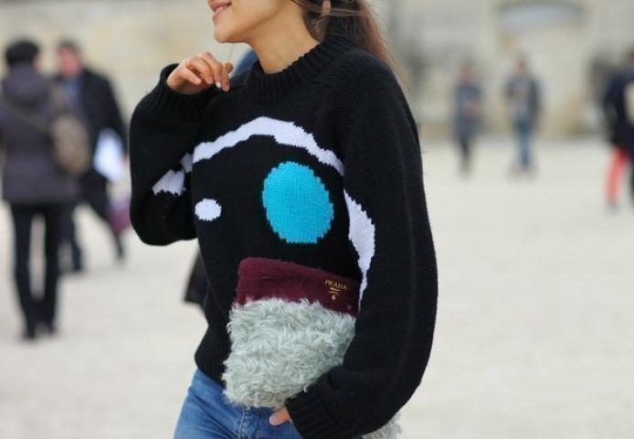 «Άσχημα πουλόβερ»: Γιατί όλες οι γυναίκες έχουν λατρέψει αυτή την τάση;