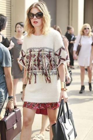 «Άσχημα πουλόβερ»: Γιατί όλες οι γυναίκες έχουν λατρέψει αυτή την τάση;