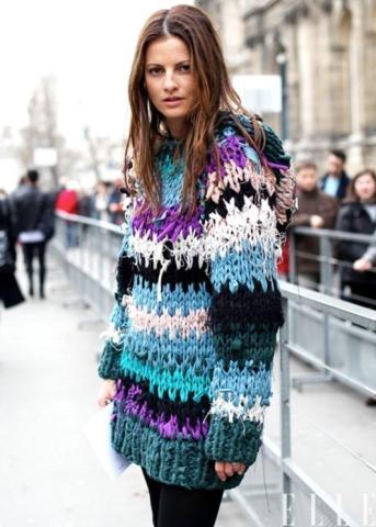 «Άσχημα πουλόβερ»: Γιατί όλες οι γυναίκες έχουν λατρέψει αυτή την τάση;