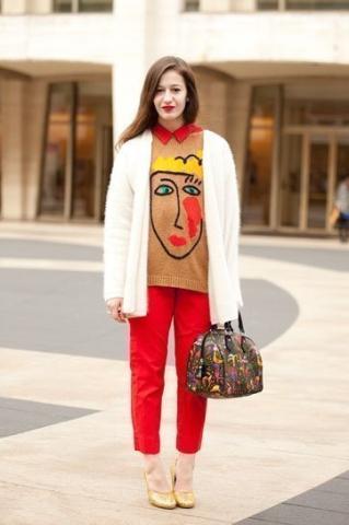 «Άσχημα πουλόβερ»: Γιατί όλες οι γυναίκες έχουν λατρέψει αυτή την τάση;