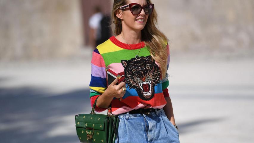 «Άσχημα πουλόβερ»: Γιατί όλες οι γυναίκες έχουν λατρέψει αυτή την τάση;