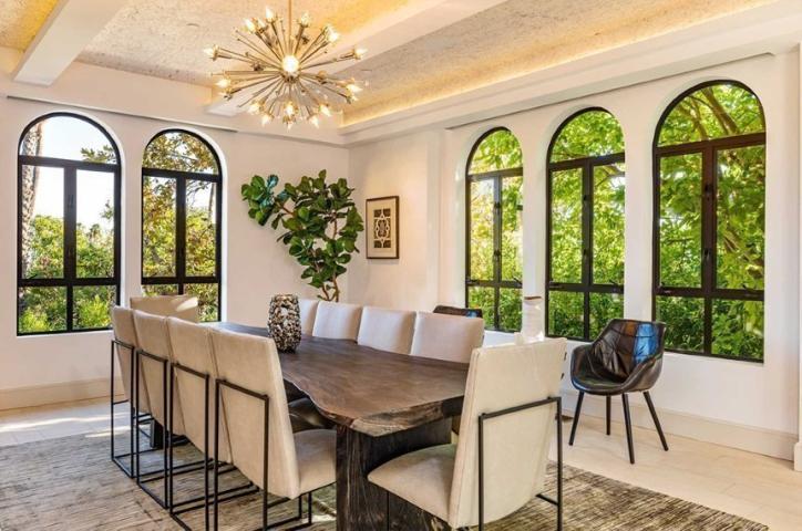 Rihanna: Πούλησε την έπαυλή της στο Los Angeles λόγω ενός φανατικού θαυμαστή της Rihanna: Πούλησε την έπαυλή της στο Los Angeles λόγω ενός φανατικού θαυμαστή της