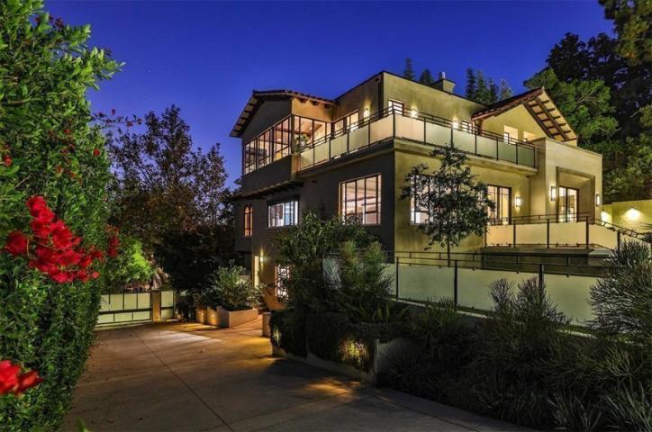 Rihanna: Πούλησε την έπαυλή της στο Los Angeles λόγω ενός φανατικού θαυμαστή της Rihanna: Πούλησε την έπαυλή της στο Los Angeles λόγω ενός φανατικού θαυμαστή της