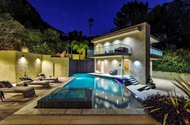 Rihanna: Πούλησε την έπαυλή της στο Los Angeles λόγω ενός φανατικού θαυμαστή της Rihanna: Πούλησε την έπαυλή της στο Los Angeles λόγω ενός φανατικού θαυμαστή της