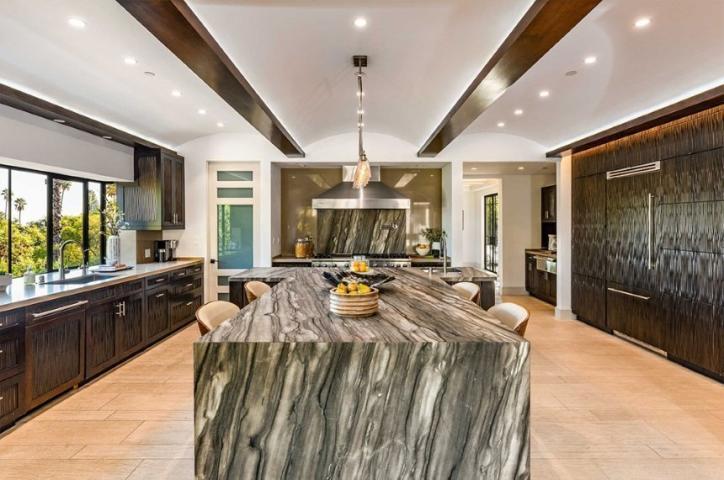 Rihanna: Πούλησε την έπαυλή της στο Los Angeles λόγω ενός φανατικού θαυμαστή της Rihanna: Πούλησε την έπαυλή της στο Los Angeles λόγω ενός φανατικού θαυμαστή της