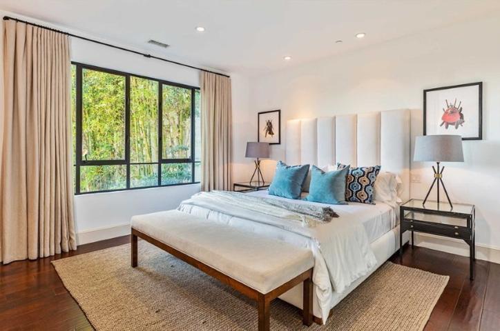 Rihanna: Πούλησε την έπαυλή της στο Los Angeles λόγω ενός φανατικού θαυμαστή της Rihanna: Πούλησε την έπαυλή της στο Los Angeles λόγω ενός φανατικού θαυμαστή της