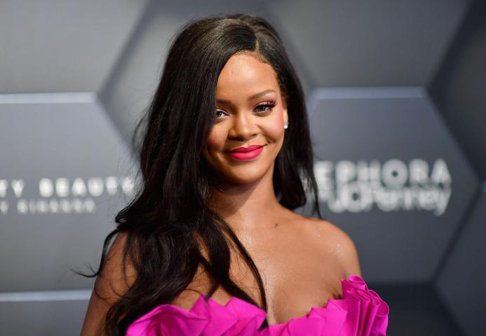 Rihanna: Πούλησε την έπαυλή της στο Los Angeles λόγω ενός φανατικού θαυμαστή της Rihanna: Πούλησε την έπαυλή της στο Los Angeles λόγω ενός φανατικού θαυμαστή της