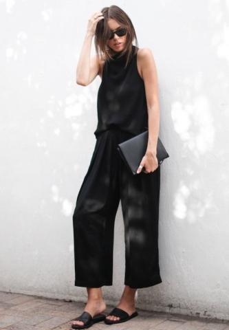 10 total black outfits για να δοκιμάσεις αυτό το καλοκαίρι