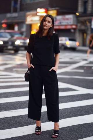 10 total black outfits για να δοκιμάσεις αυτό το καλοκαίρι