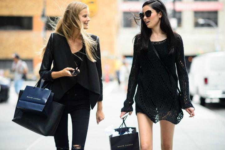 10 total black outfits για να δοκιμάσεις αυτό το καλοκαίρι