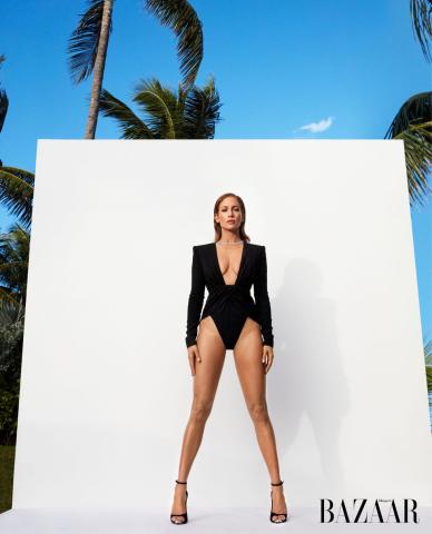 Jennifer Lopez: Λίγο πριν κλείσει τα 50 δείχνει άφοβα τις ρυτίδες και τις και μιλάει για αποτυχημένες σχέσεις και bullying