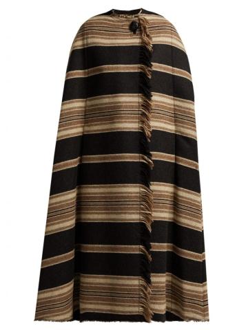 Street Style: Δες πώς φοράνε τις κάπες τους οι πιο στιλάτες γυναίκες