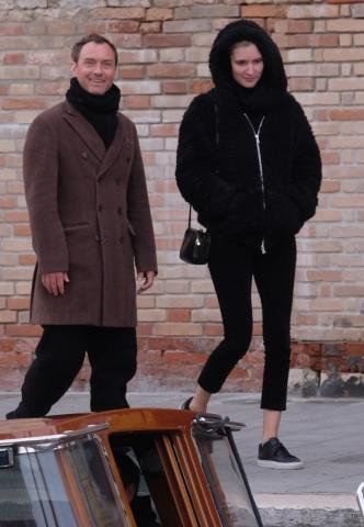 Ο Jude Law βολτάρει με τη σύντροφό του