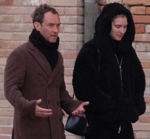 Ο Jude Law βολτάρει με τη σύντροφό του