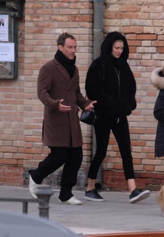 Ο Jude Law βολτάρει με τη σύντροφό του