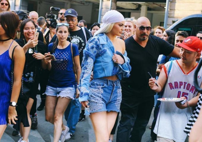 Half-jacket: Μια περίεργη τάση που φαίνεται να έχει γίνει...λατρεία