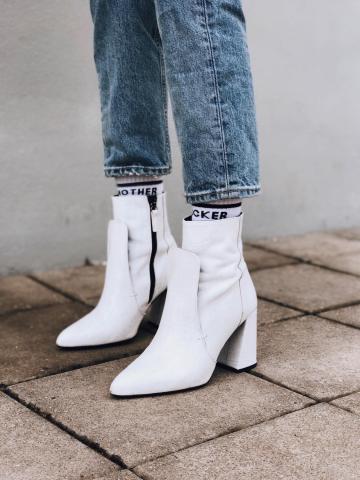 Λευκά μποτάκια: 4 πράγματα που πρέπει να προσέξεις πριν τα αγοράσεις