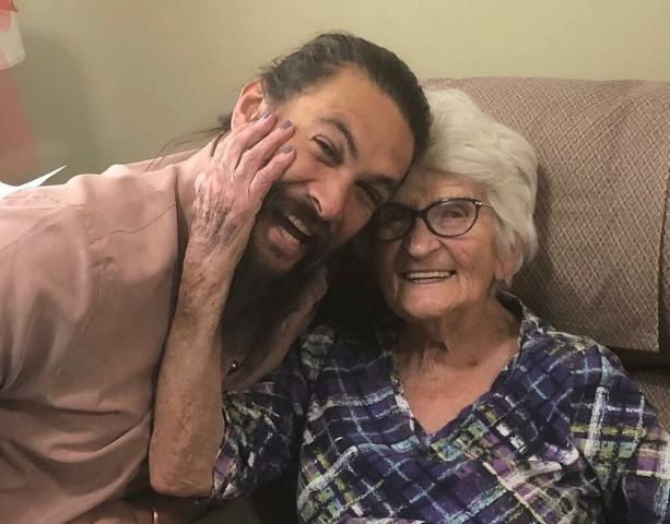 O κούκλος Jason Momoa επισκέφτηκε τη γιαγιά του και οι φωτογραφίες τους «τρέλαναν» το διαδίκτυο O κούκλος Jason Momoa επισκέφτηκε τη γιαγιά του και οι φωτογραφίες τους «τρέλαναν» το διαδίκτυο