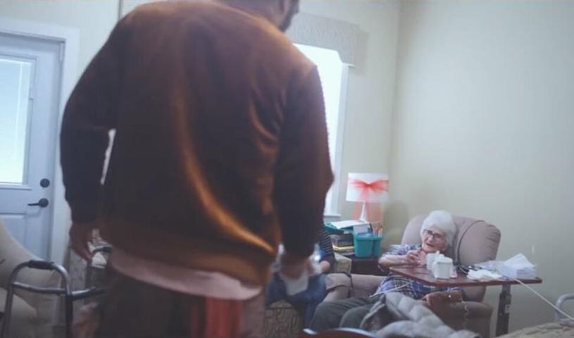 O κούκλος Jason Momoa επισκέφτηκε τη γιαγιά του και οι φωτογραφίες τους «τρέλαναν» το διαδίκτυο O κούκλος Jason Momoa επισκέφτηκε τη γιαγιά του και οι φωτογραφίες τους «τρέλαναν» το διαδίκτυο