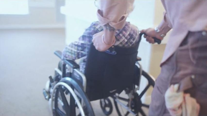 O κούκλος Jason Momoa επισκέφτηκε τη γιαγιά του και οι φωτογραφίες τους «τρέλαναν» το διαδίκτυο O κούκλος Jason Momoa επισκέφτηκε τη γιαγιά του και οι φωτογραφίες τους «τρέλαναν» το διαδίκτυο