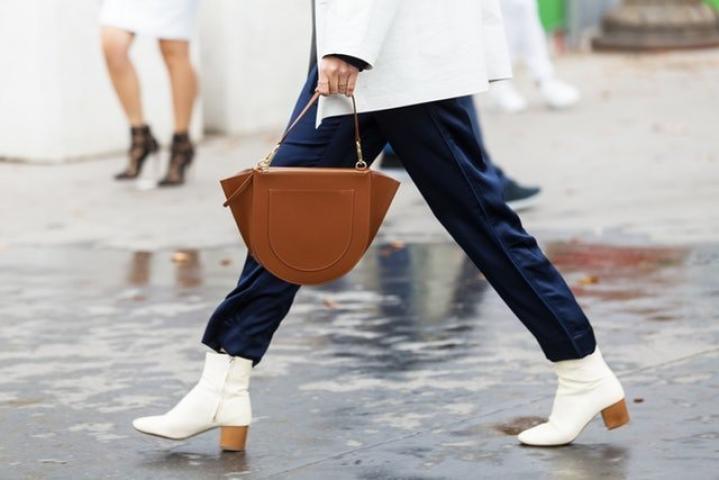 Η ανοιξιάτικη τσάντα που φοράνε σε όλον τον κόσμο μέσα στον χειμώνα