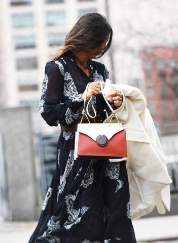 Η ανοιξιάτικη τσάντα που φοράνε σε όλον τον κόσμο μέσα στον χειμώνα