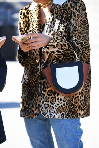 Η ανοιξιάτικη τσάντα που φοράνε σε όλον τον κόσμο μέσα στον χειμώνα