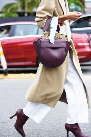 Η ανοιξιάτικη τσάντα που φοράνε σε όλον τον κόσμο μέσα στον χειμώνα