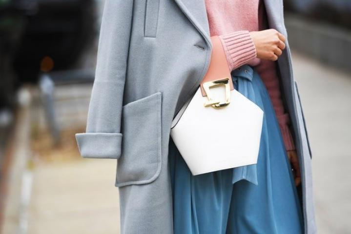 Η ανοιξιάτικη τσάντα που φοράνε σε όλον τον κόσμο μέσα στον χειμώνα