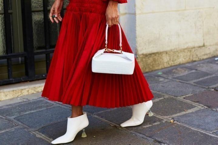 Η ανοιξιάτικη τσάντα που φοράνε σε όλον τον κόσμο μέσα στον χειμώνα