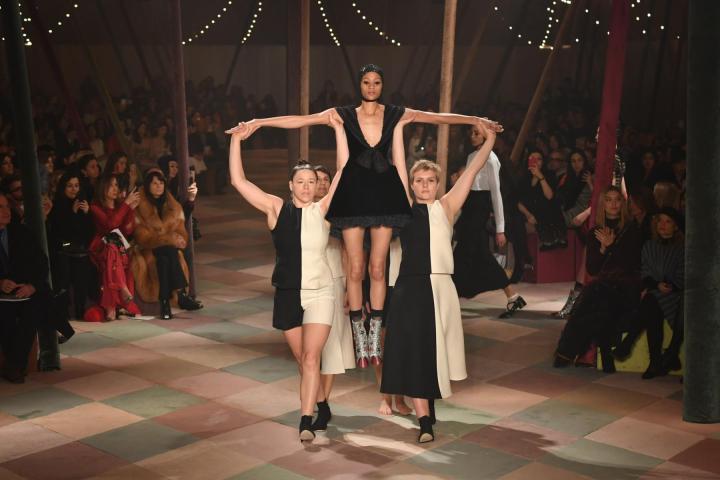 Dior: Μια μαγική πασαρέλα τσίρκο 