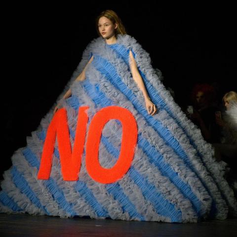 Viktor & Rolf - Η πασαρέλα που μας ξεσήκωσε και χειροκροτούμε δυνατά