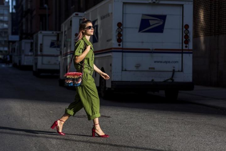 Boiler Suits: Αυτή είναι η τάση που λατρεύουν όλες οι γυναίκες και απεχθάνονται οι άντρες