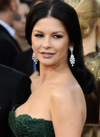 Catherine Zeta-Jones: Μήπως υπερέβαλλε με τις πλαστικές; Catherine Zeta-Jones: Μήπως υπερέβαλλε με τις πλαστικές;