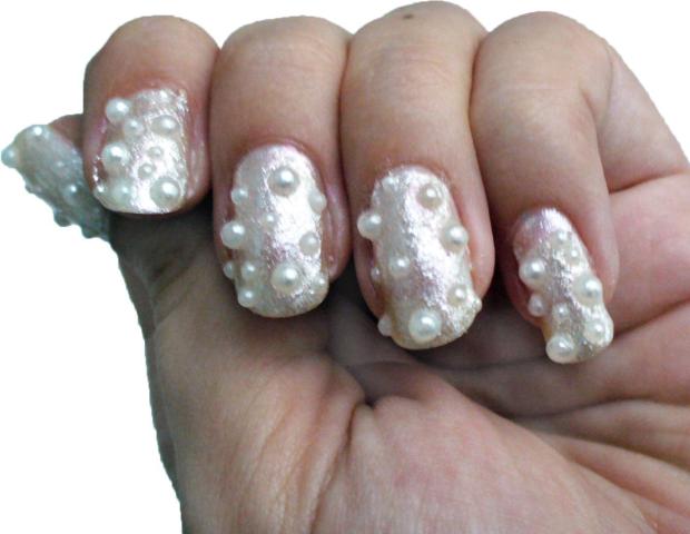 Πέρλες στα νύχια: Η κομψή τάση που θα αντικαταστήσει το γαλλικό 