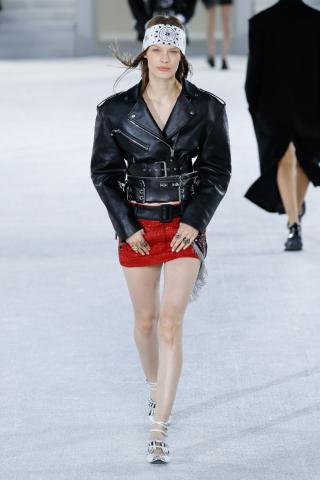 Η μεγάλη επιστροφή των 80's: 10 outfits που θα θέλεις να φοράς συνέχεια μέσα στο 2019