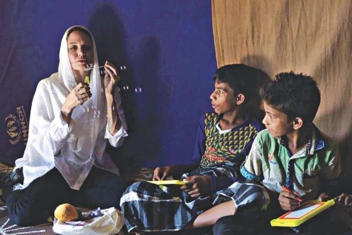 Angelina Jolie: Η επίσκεψή της στον μεγαλύτερο καταυλισμό προσφύγων στον κόσμο Angelina Jolie: Η επίσκεψή της στον μεγαλύτερο καταυλισμό προσφύγων στον κόσμο