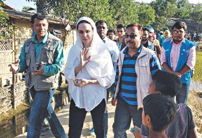 Angelina Jolie: Η επίσκεψή της στον μεγαλύτερο καταυλισμό προσφύγων στον κόσμο Angelina Jolie: Η επίσκεψή της στον μεγαλύτερο καταυλισμό προσφύγων στον κόσμο