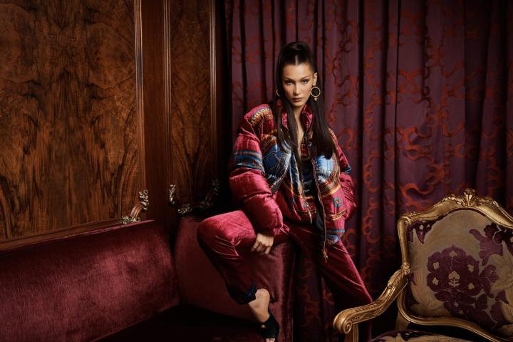 Kith X Versace: Η Bella Hadid σε μια καμπάνια που μας ξετρέλανε Kith X Versace: Η Bella Hadid σε μια καμπάνια που μας ξετρέλανε