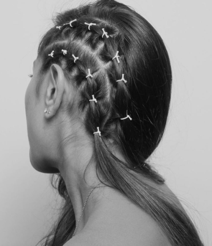 5 έξυπνα τρικς για να καμουφλάρεις τα μαλλιά σου αν δεν πρόλαβες να λουστείς