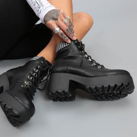 Χαμός στα social media με τα chunky boots που επέστρεψαν δυναμικά